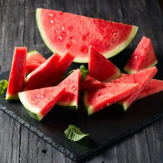 Dưa hấu có vitamin gì? 5 Lưu ý cần biết khi ăn
