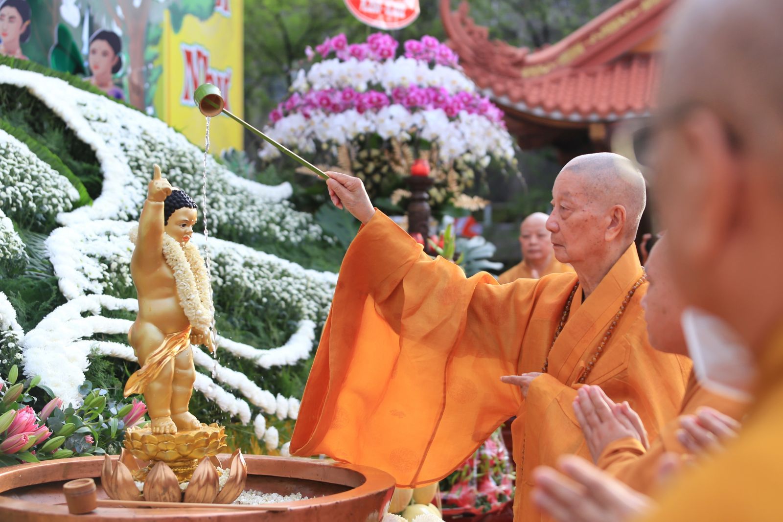 Trưởng lão hòa thượng Thích Trí Quảng - tưới nước thơm lên tượng Phật sơ sinh và bắt đầu lễ Tắm Phật (Nguồn: Báo Thanh Niên)